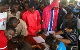 Regularizada a permanência de 909 imigrantes ilegais abrigados no Acre Regularizada a permanência de 909 imigrantes ilegais abrigados no Acre
