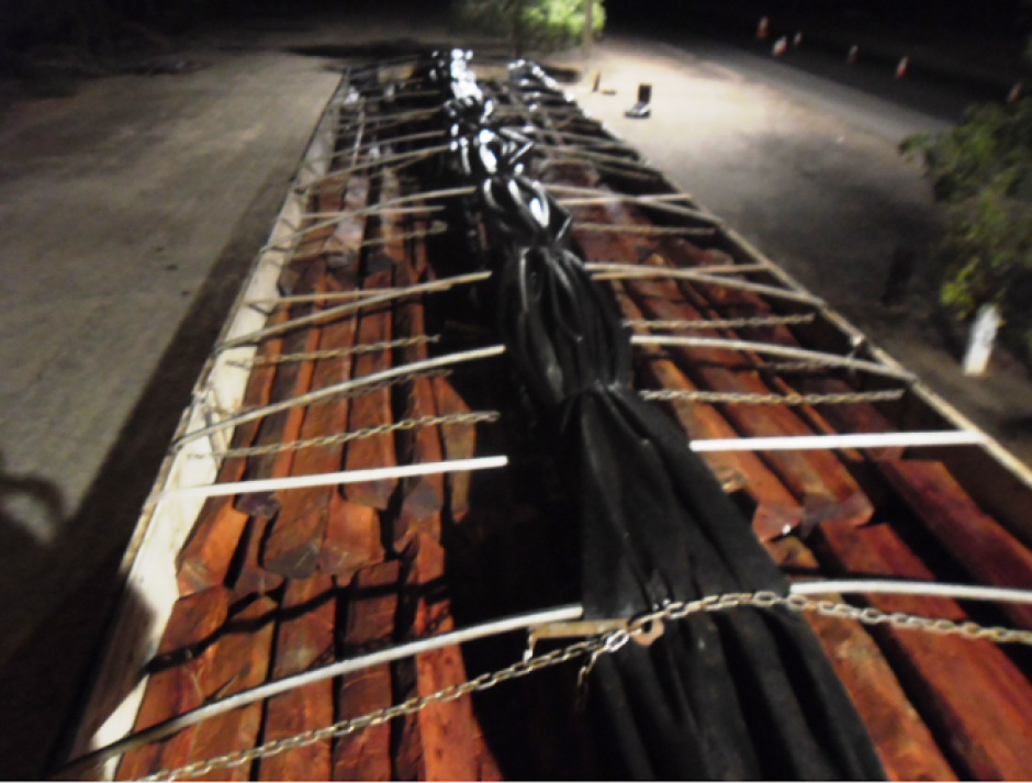 PMA apreende carreta com carga ilegal de aroeira e aplica multa de R$ 6,4 mil