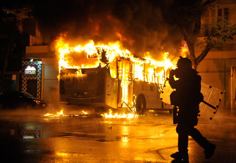 Ônibus queimado por manifestantes no Rio de Janeiro, em outubro de 2013