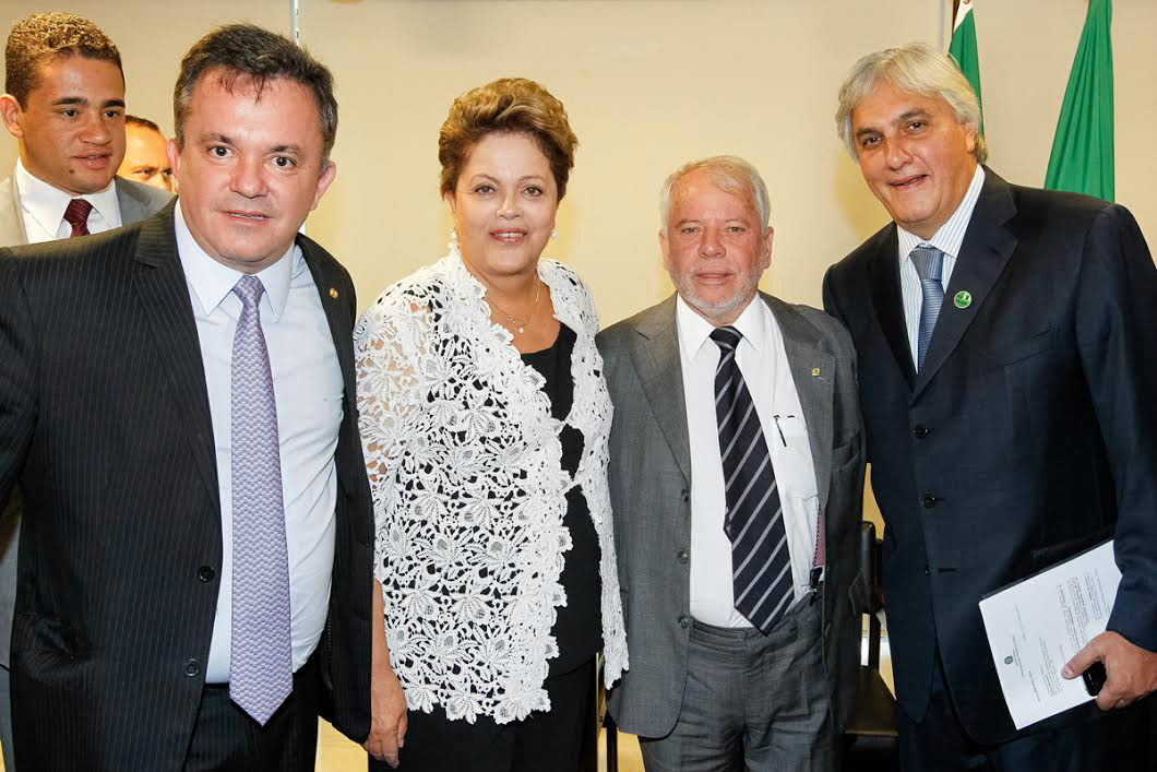 64 municípios de MS recebem caminhões; Amambai é um deles 64 municípios de MS recebem caminhões; Amambai é um deles