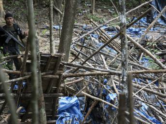 139 valas comuns e 28 acampamentos para imigrantes criados por traficantes de seres humanos foram descobertos em uma região remota da Malásia, na fronteira com a Tailândia. - Reuters/Damir Sagolj