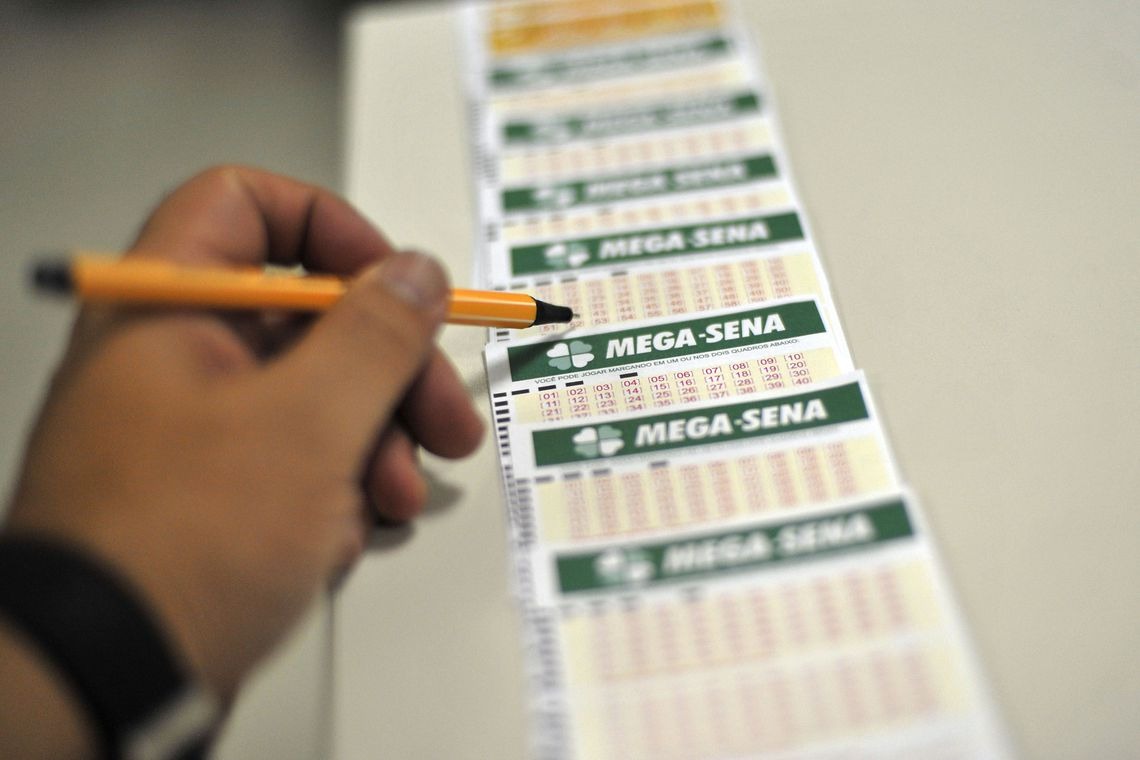 Mega-Sena acumula e deve pagar R$ 14 milhões na próxima quarta-feira (15) Marcello Casal jr/Agência Brasil
