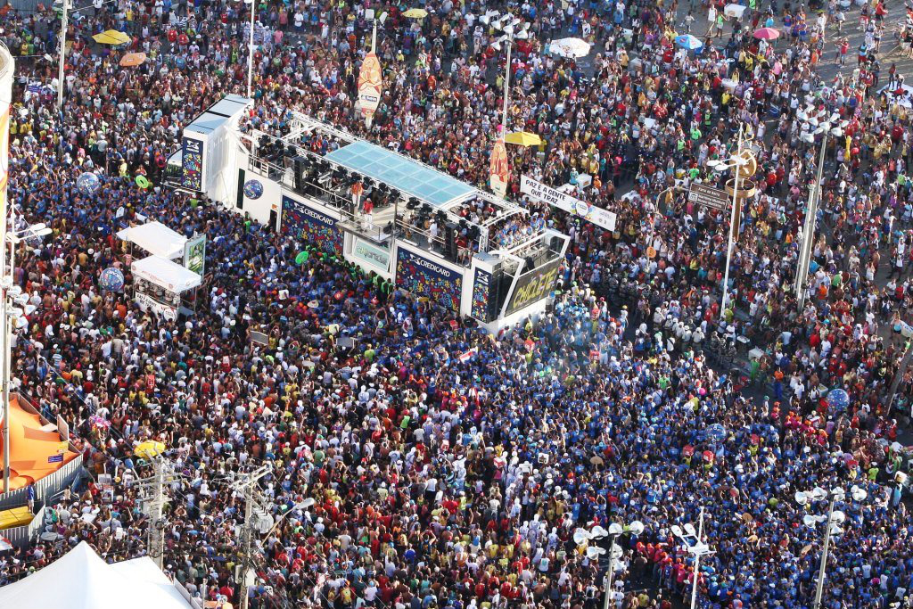 Confira a programação do Carnaval de Salvador 2014 Entre as muitas atrações que a cidade reserva para os foliões em 2014, está a homenagem aos 40 anos de desfiles dos blocos afro