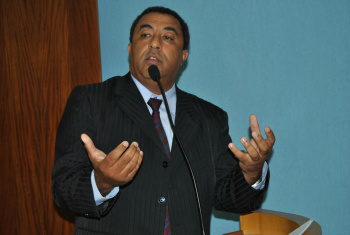 Vereador Carlinhos demonstra indignação com abandono da escola Foto: Moreira Produções 