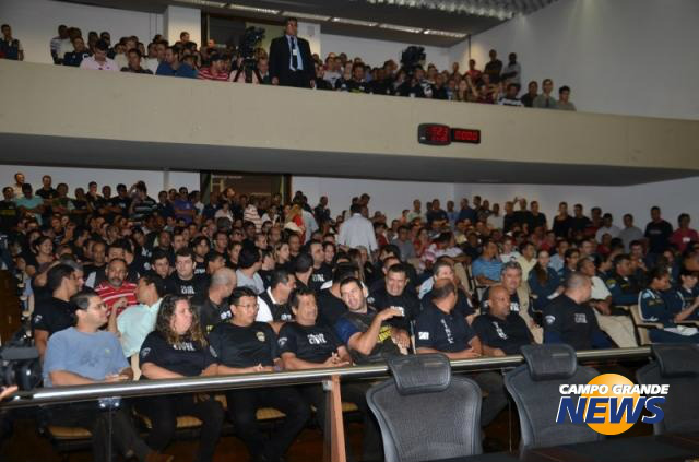 Policiais civis e militares lotaram Assembleia Legislativa hoje. (Foto: Vanderlei Aparecido)