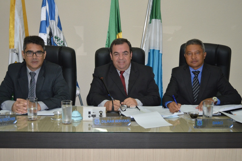 E/D-Membros da mesa diretora do legislativo, vereadores Fischer (1º secretário); Dilmar Bervian (presidente) e Darci(vice) / Foto: Moreira Produções