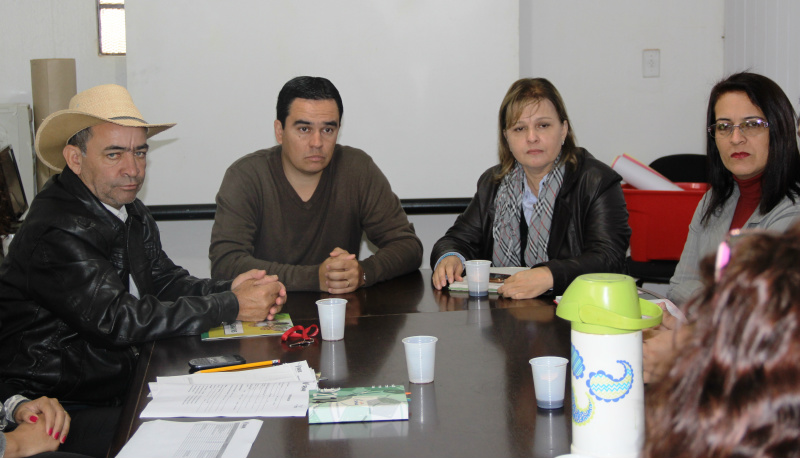 Presidente do Sindicato Rural de Paranhos, Moacir Macedo, Presidente do Sindicato de Amambai, Diogo Peixoto, Supervisora do Senar, Verônica Guglielmi e secretaria de Assistência Social de Paranhos, Antonia Zagonel durante reunião.