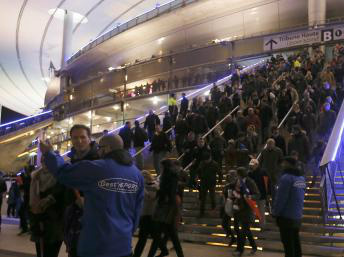Espectadores sendo retirados do Stade de France. Reuters/Gonazlo Fuentes