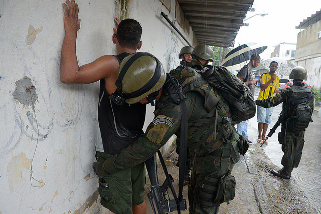 Forças Armadas fazem operação conjunta em comunidades do Rio. / Foto:  Tânia Rêgo/Agência Brasil
