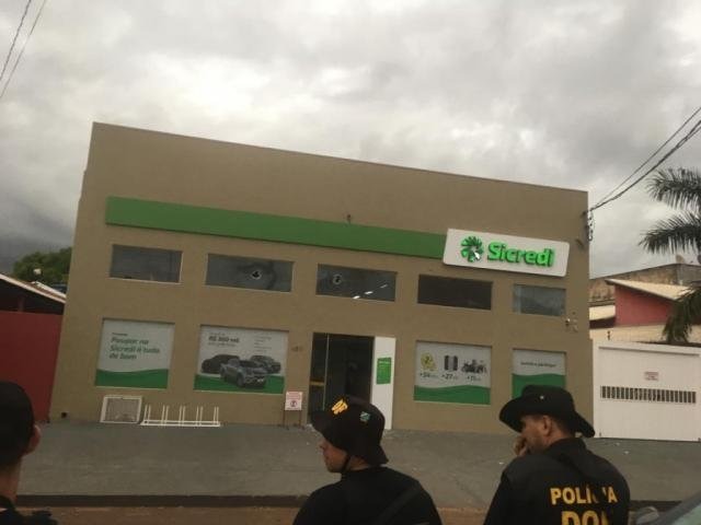 Policiais do DOF em frente à agência do Sicredi, arrombada a tiros e com uso de maçarico hoje em Coronel Sapucaia (Foto: Direto das Ruas)