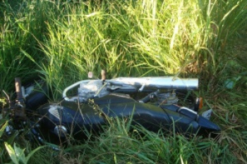 Moto foi encontrada caída em ribanceira. Foto: Cido Costa