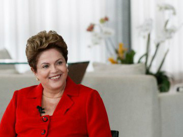 Dilma defende combate à inflação e diz que episódio do Santander foi lamentável Dilma defende combate à inflação e diz que episódio do Santander foi lamentável