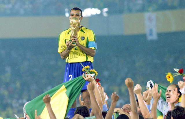 Copa do Mundo de 2002: Cafu segura a taça do pentacampeonato
