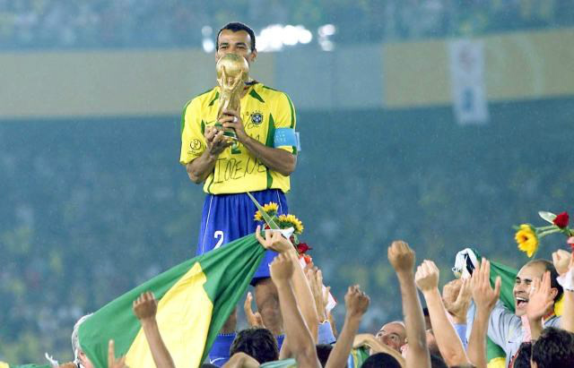 Três conquistas que o Brasil sempre quis, mas nunca alcançou Copa do Mundo de 2002: Cafu segura a taça do pentacampeonato