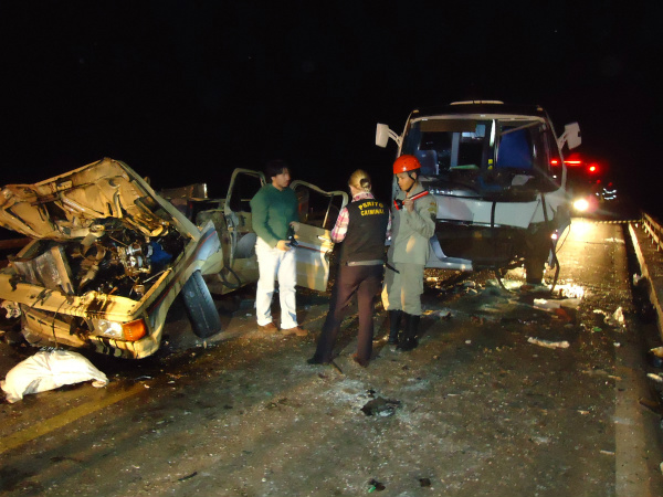 Três morrem em acidente entre caminhonete e micro-ônibus em Rio Brilhante Caminhonete de SP ocupada por 5 de uma mesma família ficou destroçadafoto - Dourados Agora