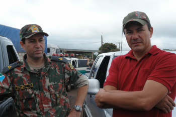 Comandante do 3º Grupamento Ambiental de Naviraí, Sub-tenente Ismael Carlos Frais, e o vereador de Amambai, Jaime Bambil.   