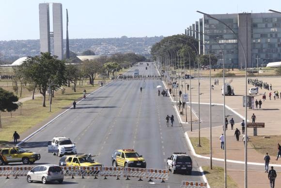 Bloqueios e atos de protesto marcam greve contra reformas do governo federal Acesso à Esplanada dos Ministérios é fechado para veículos por causa de greve geralAntônio Cruz/Agência Brasil