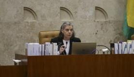 Brasília - A presidente do Supremo Tribunal Federal, Cármen Lúcia, durante última sessão plenária no STF antes das férias forenses (José Cruz/Agência Brasil)