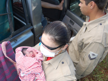 Passa bem o bebê José Oliver, que nasceu em caminhonete na estrada José Oliver logo após o parto, ontem à tarde. Bebê está saudável, segundo Hospital Universitário. (Foto: Simão Nogueira)