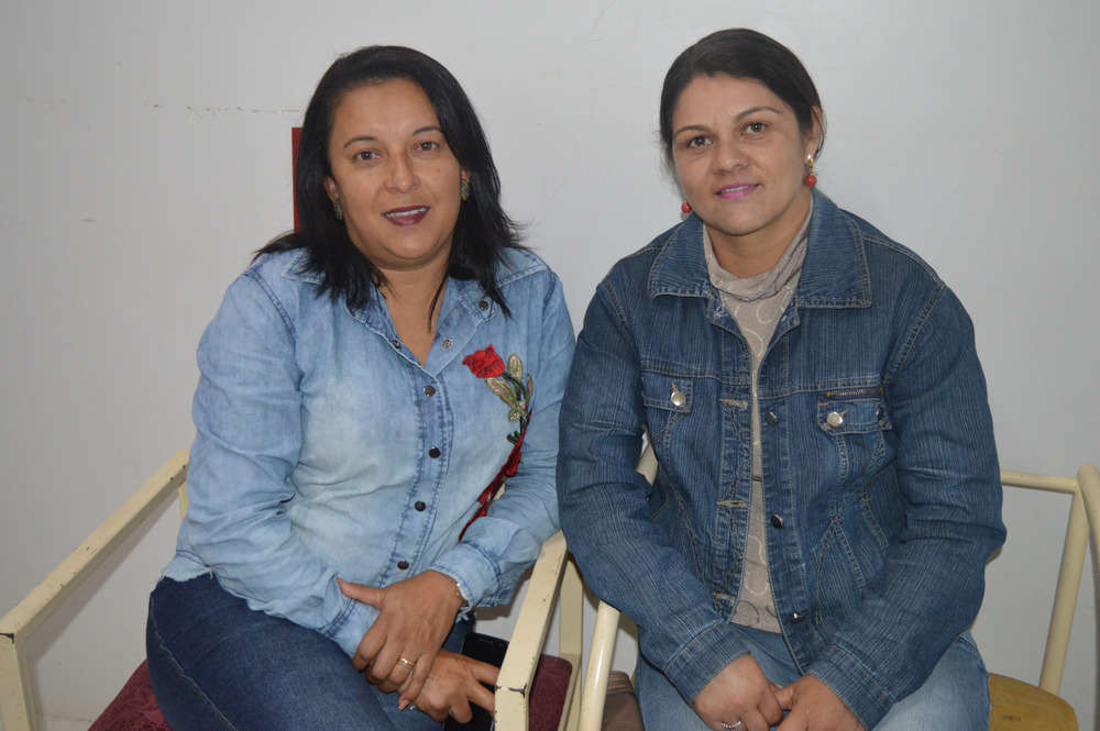 A técnica do time Coração Valente, Zenaide Pereira (E), e a goleira, Maria Aparecida Viana Lopes 