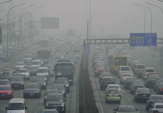 A foto, tirada em meados de fevereiro, mostra a capital chinesa coberta por uma extensa nuvem de poluição (Foto: Kyodo)