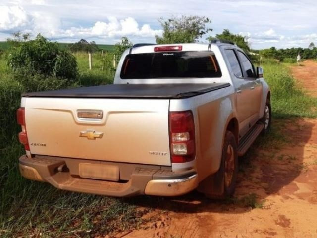 Traficante abandona caminhonete roubada com quase 1 tonelada de maconha Caminhonete estava carregada com 890 quilos de maconha. (Foto: Divulgação/PRF)