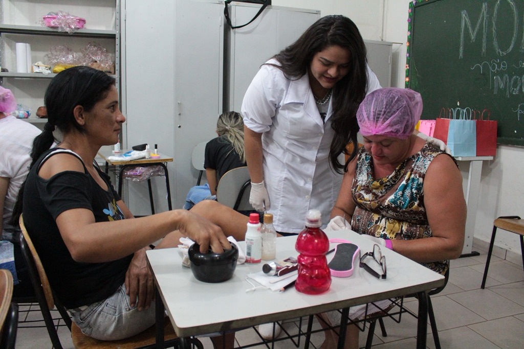 Curso de Cutícula e Esmaltação foi oferecido pela Prefeitura de Amambai Podóloga foi contratada pela Prefeitura de Amambai, que também ofereceu os materiais necessários para o curso / Fotos: Robson Fritzen/Decom