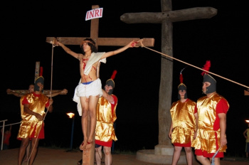 A encenação foi feita por crianças, jovens e adultos da Paróquia Nossa Senhora Auxiliadora.
