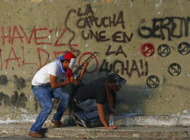 Manifestantes confrontam a polícia durante um protesto contra o governo do presidente venezuelano Nicolas Maduro em Caracas. 