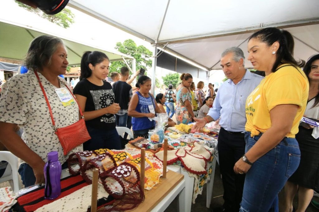 O casal Reinaldo e Fátima Azambuja, prestigiam os trabalhos produzidos pelas famílias beneficiadas pelo Vale Renda.