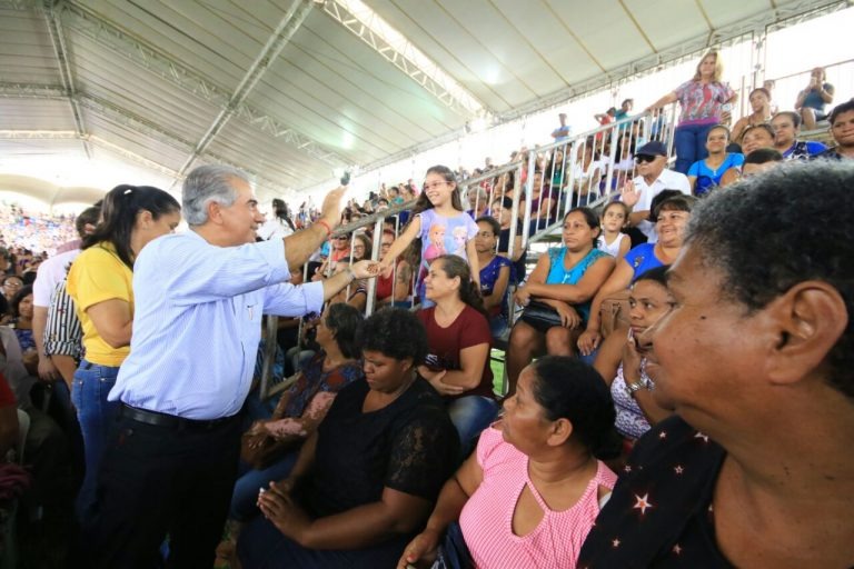 Governador e primeira-dama cumprimentam a população.