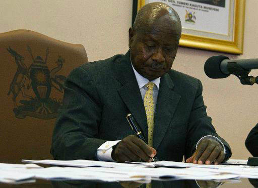 O presidente de Uganda assina a lei (AFP, Isaac Kasamani)