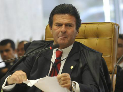 Ministro Luiz Fux será relator de recurso que reabre julgamento do mensalão O ministro Luiz Fux no plenário do Supremo Tribunal Federal (STF), durante o julgamento da Ação Penal 470, conhecida como processo do mensalão (José Cruz/ABr)