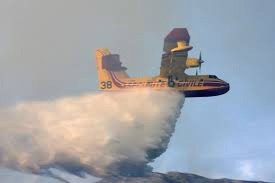 Itália envia sete aviões para combater incêndio em depósito na Líbia