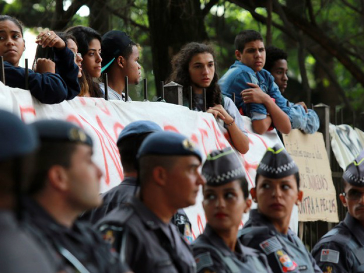 Justiça suspende reintegração de posse de escolas ocupadas por alunos em SP Justiça suspende reintegração de posse de escolas ocupadas por alunos em SP