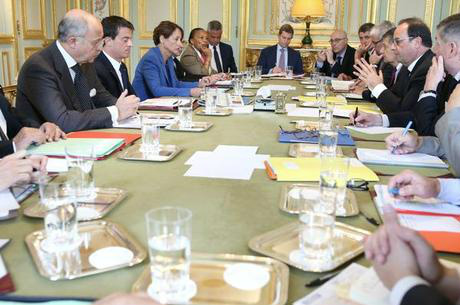 Veja o discurso do presidente da França após reunião do Conselho de Defesa Veja o discurso do presidente da França após reunião do Conselho de Defesa