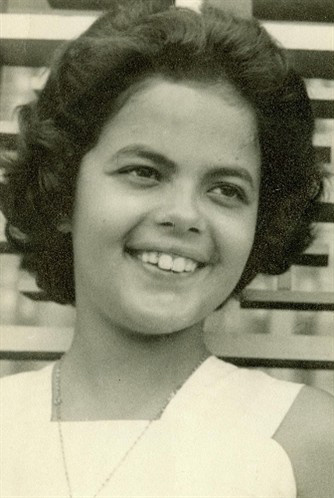 Desde cedo, Dilma Rousseff sempre recebeu incentivos do pai para a leitura; na infância, estudou Isabela Hendrix e depois no Colégio Nossa Senhora de Sion, ambas em Belo Horizonte.