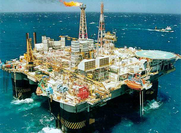 Petrobras bate recorde e produz 407 mil barris por dia Petrolífera divulgou resultado da produção nesta terça-feira (25). Bacias de Santos (SP) e Campos (RJ) são as áreas responsáveis pela produção