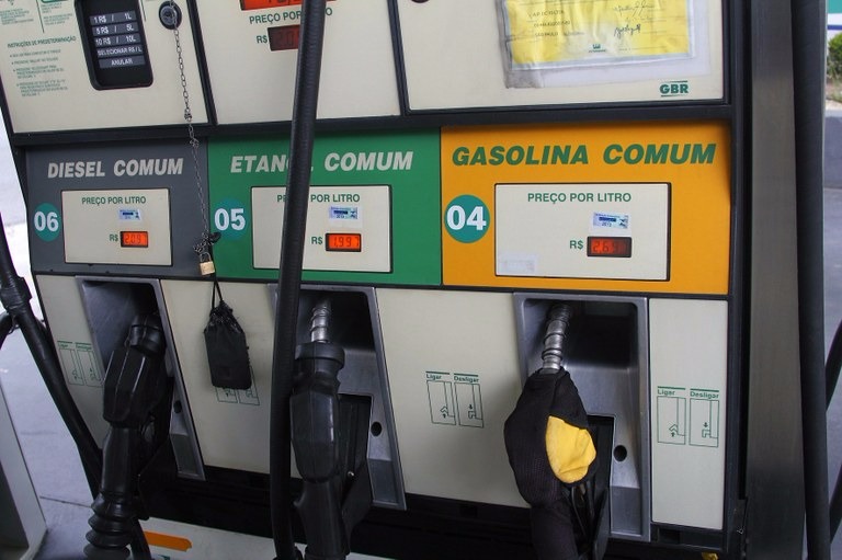 Petrobras reduz preço da gasolina e do diesel Diesel pode recuar R$ 0,08 por litro, em média; e gasolina, R$ 0,09 por litro