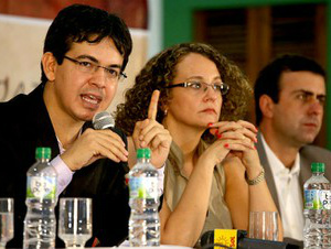 Randolfe e Luciana, pré-candidatos do Psol à Presidência, em ato com presença de expoentes da partido