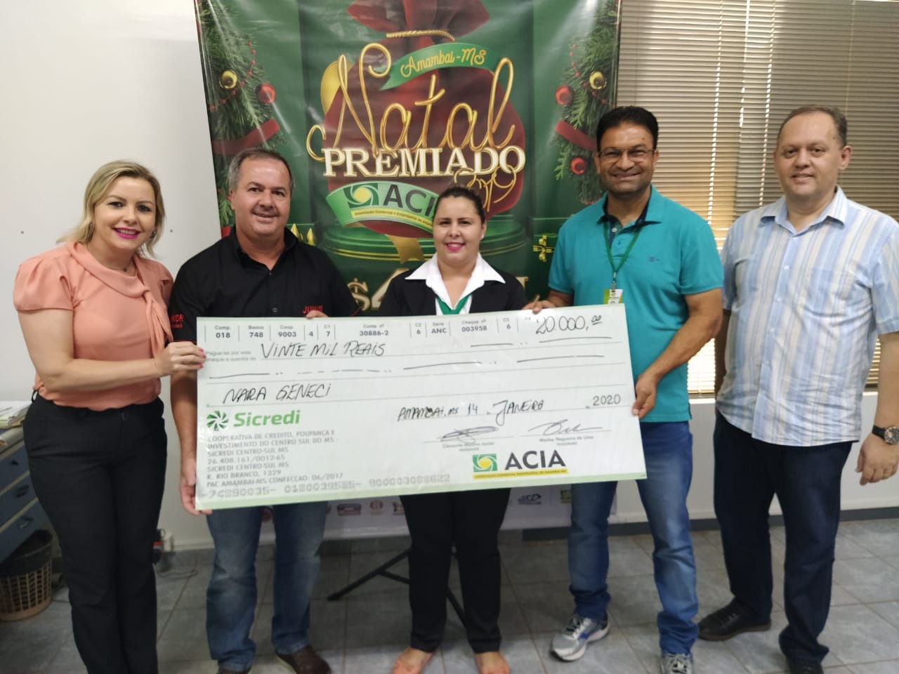 Entrega dos prêmios sorteados pela Acia aconteceu nessa terça (14), em Amambai Nara Geneci levou para casa um cheque de R$ 20 mil / Foto: Moreira Produções