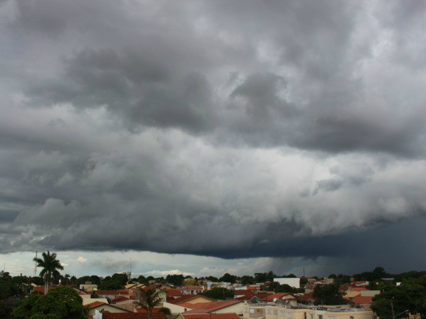 Semana inicia com céu encoberto e previsão de pancadas de chuva no MS