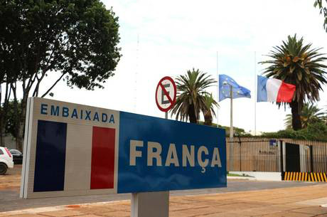 “Somos todos franceses”, diz Dilma em carta a François Hollande “Somos todos franceses”, diz Dilma em carta a François Hollande