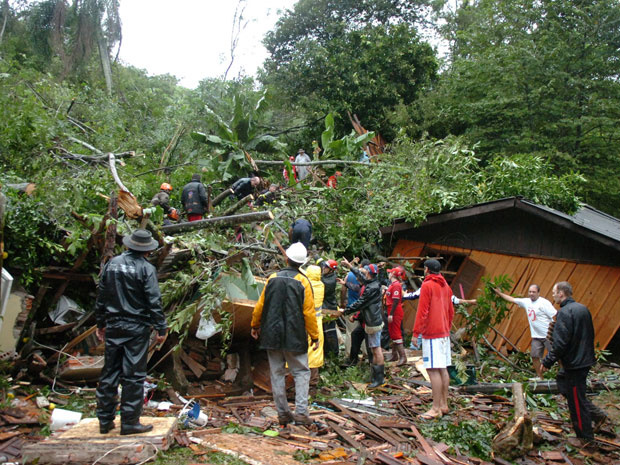 Casas desabam e chega a seis o número de mortos por chuva no RS Casas desabam e chega a seis o número de mortos por chuva no RS