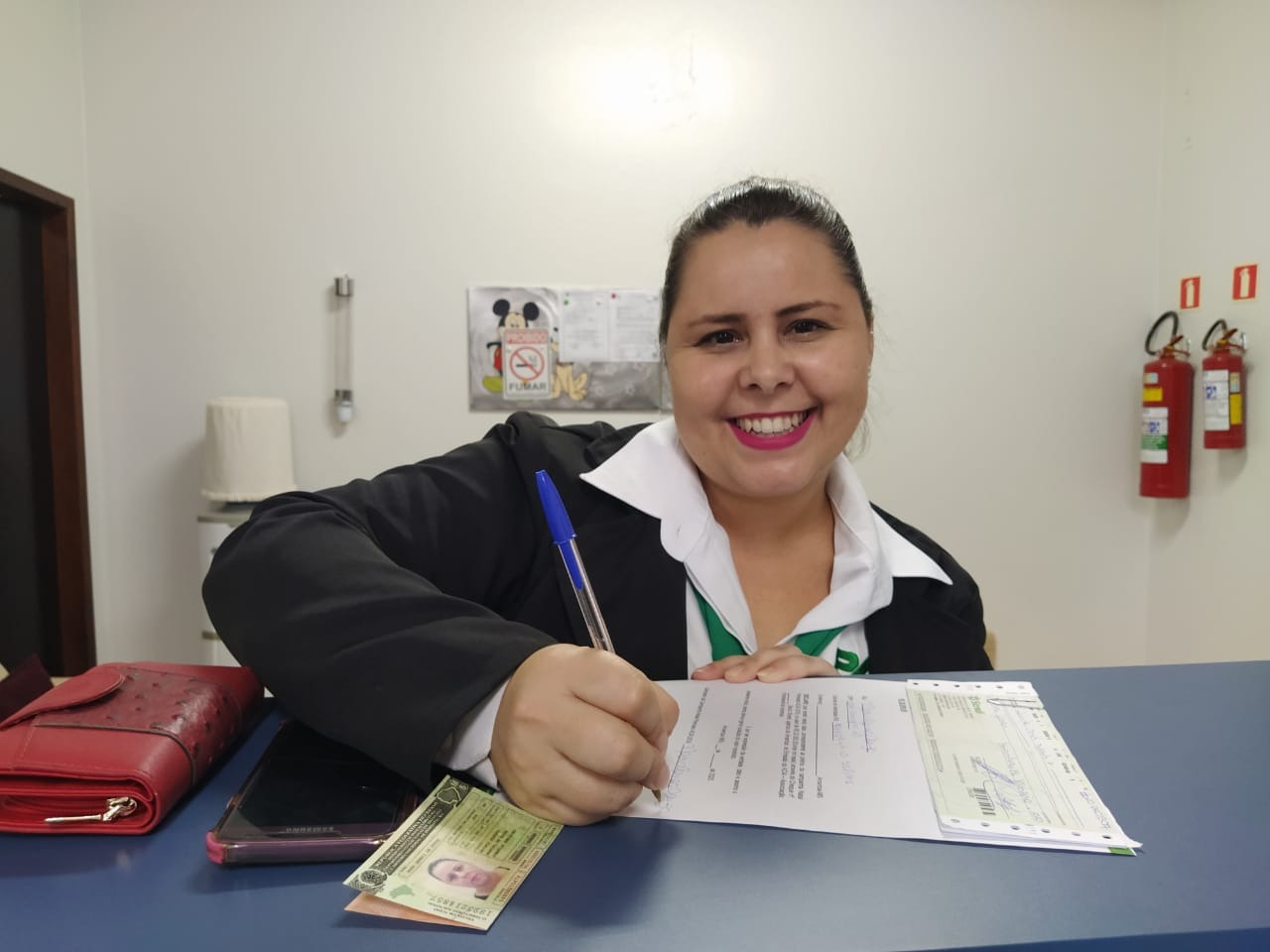 Entrega dos prêmios sorteados pela Acia aconteceu nessa terça (14), em Amambai Nara é atendente na Pax Primavera / Foto: Moreira Produções
