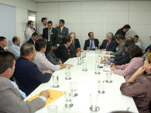 Delcídio reúne prefeitos para acelerar novos investimentos em MS
