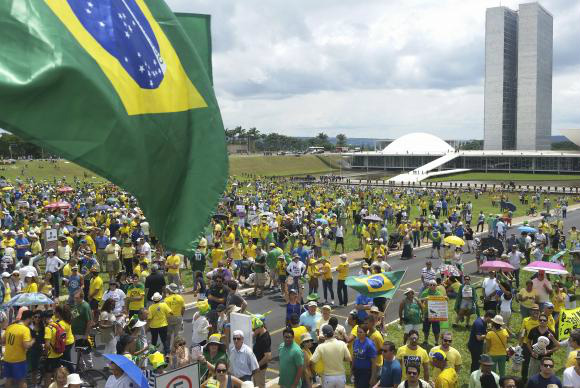 Manifestantes vão às ruas em Brasília a favor do impeachment Brasília - Vestidos com camisetas nas cores verde e amarelo, manifestantes se reúnem em Brasília a favor do impeachment da presidenta Dilma Rousseff - Valter Campanato/Agência Brasil