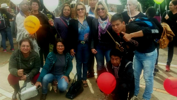 Trabalhadores na educação de Amambai durante manifestação em Campo Grande / Foto: Assessoria