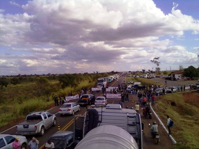 Policiais levaram faixas à rodovia. Congestionamento chegou a 16 quilômetros. (Foto: Divulgação)