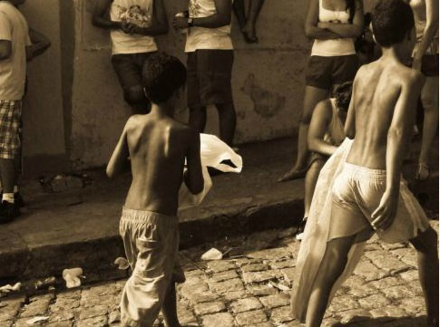 CPI do Trabalho Infantil discute exploração de crianças no Carnaval Meninos recolhem latas de alumínio durante Carnaval